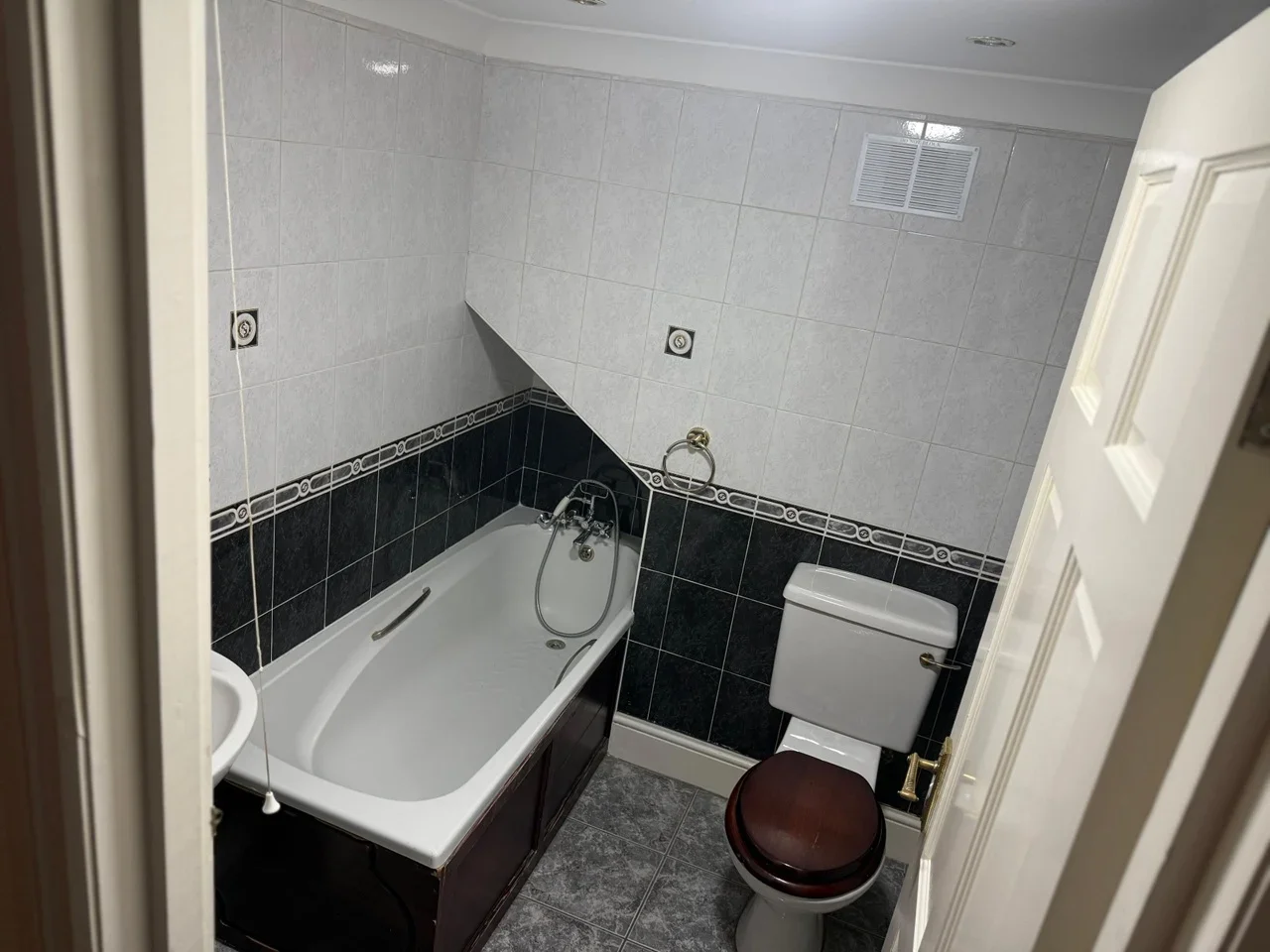 Room Byron Avenue in Greater London