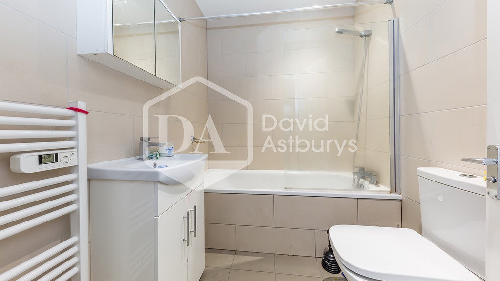 Flat Weston Park in Greater London