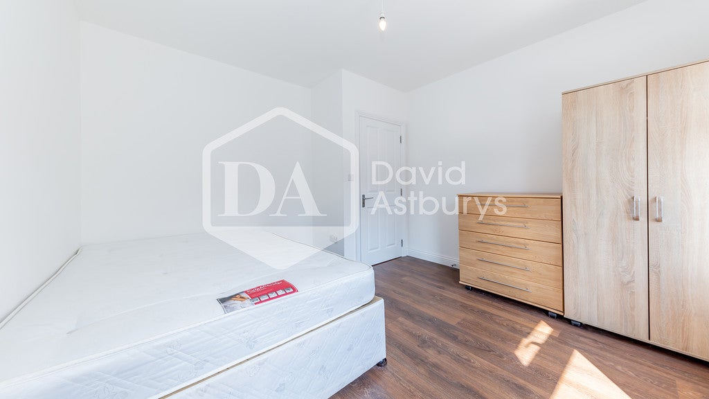 Flat Weston Park in Greater London