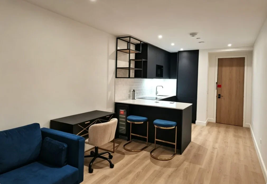Flat Beresford Avenue in Greater London