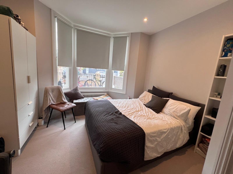 Room Earlsfield Road in Greater London