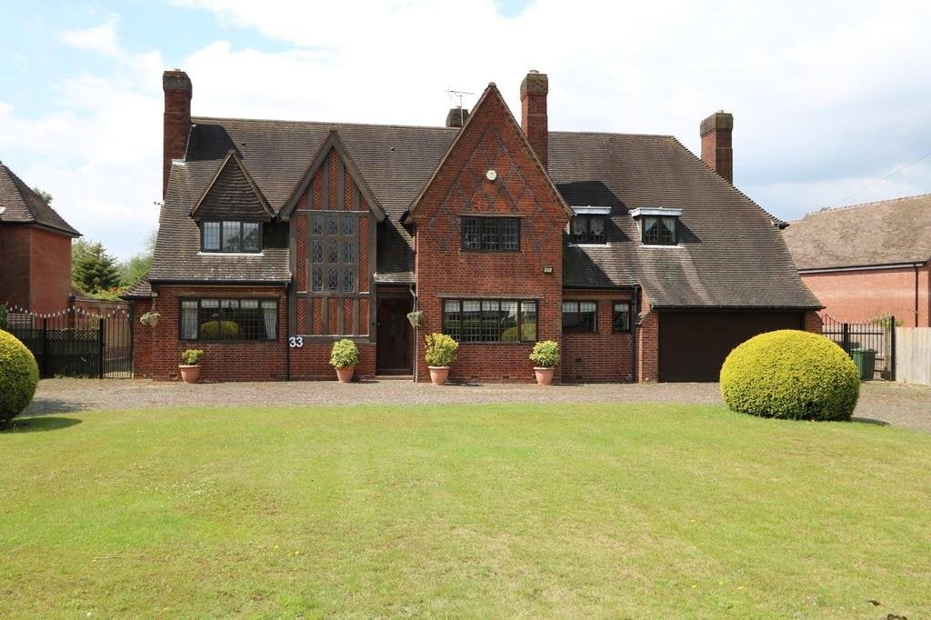 Flat Willow Crescent in Metropolitan Borough of Solihull