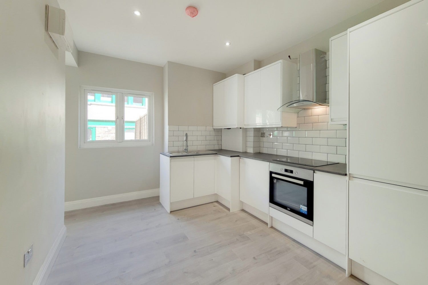 Flat Oaks Avenue in Greater London