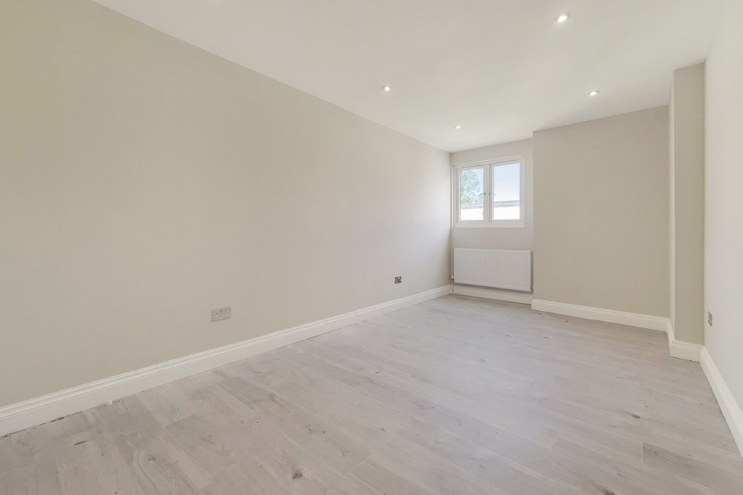 Flat Oaks Avenue in Greater London