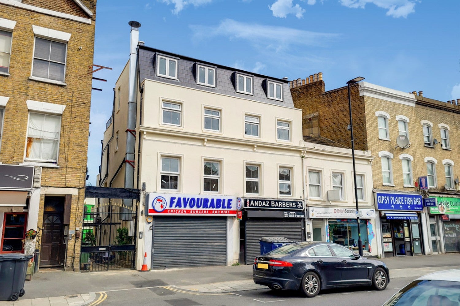 Flat Oaks Avenue in Greater London