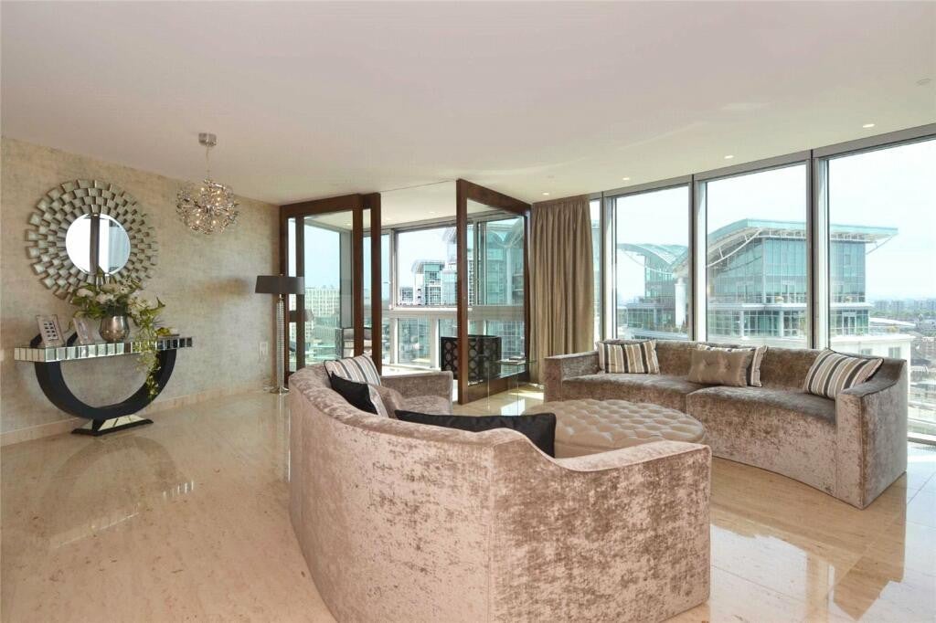 Flat Grosvenor Road in City of Westminster