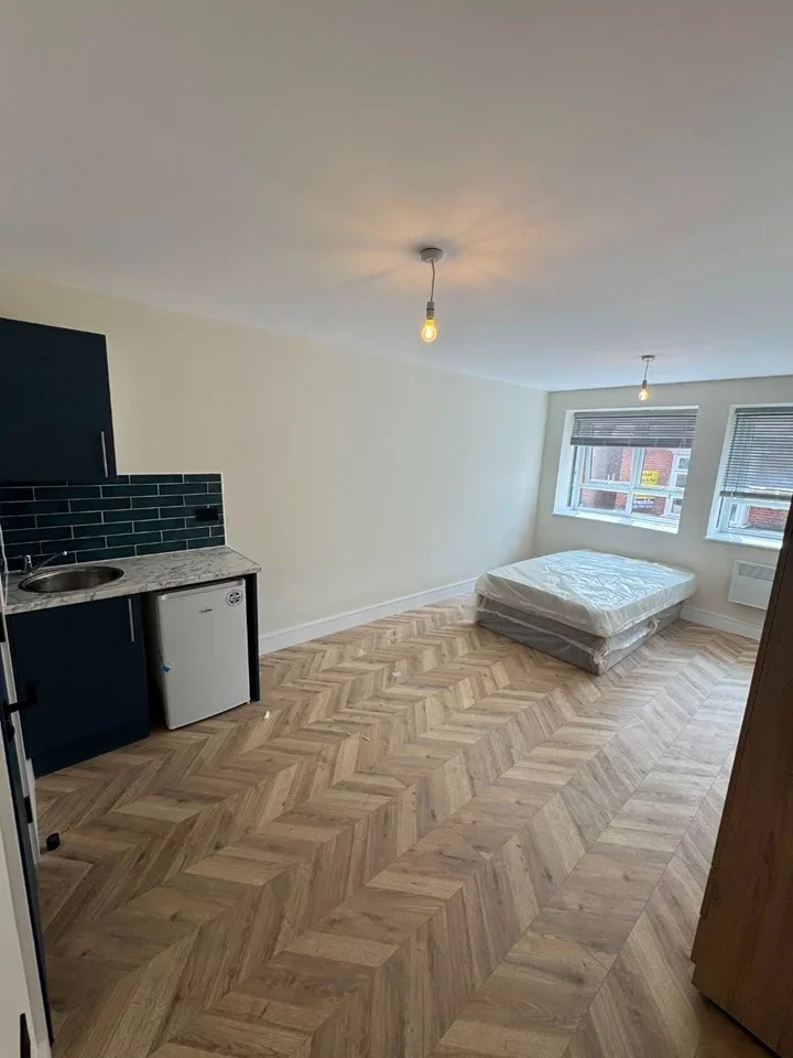 Flat Baker Street in Elmbridge