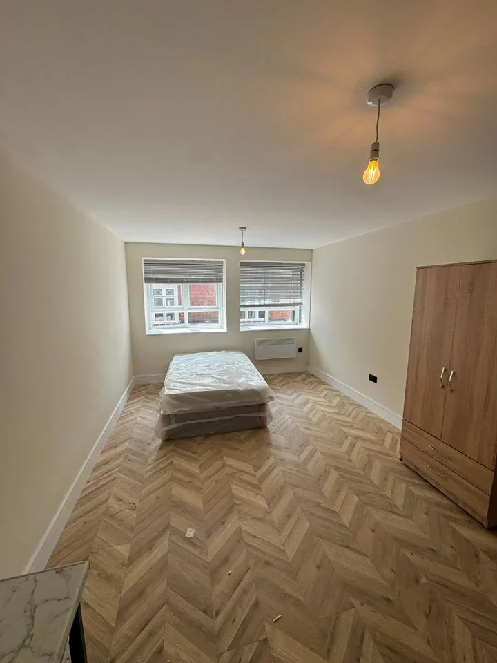 Flat Baker Street in Elmbridge