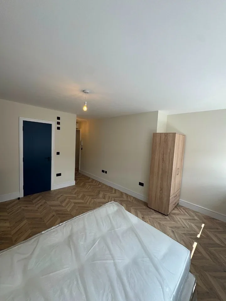 Flat Baker Street in Elmbridge