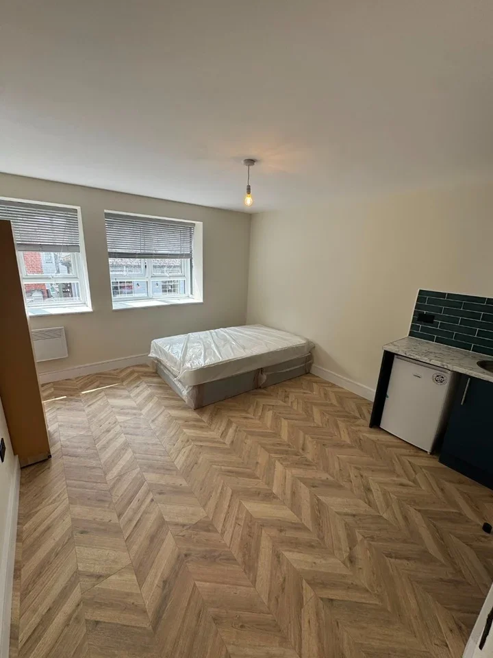 Flat Baker Street in Elmbridge