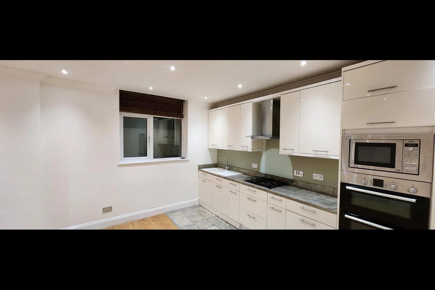 Flat Purley Road in Greater London
