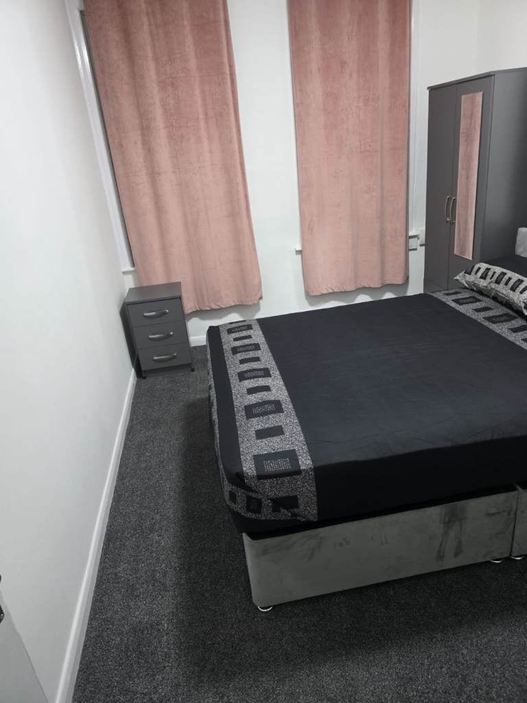 Room Romford Road in Greater London