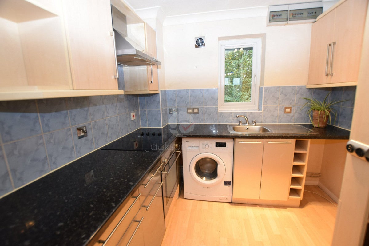 Flat Dale Close in Colchester