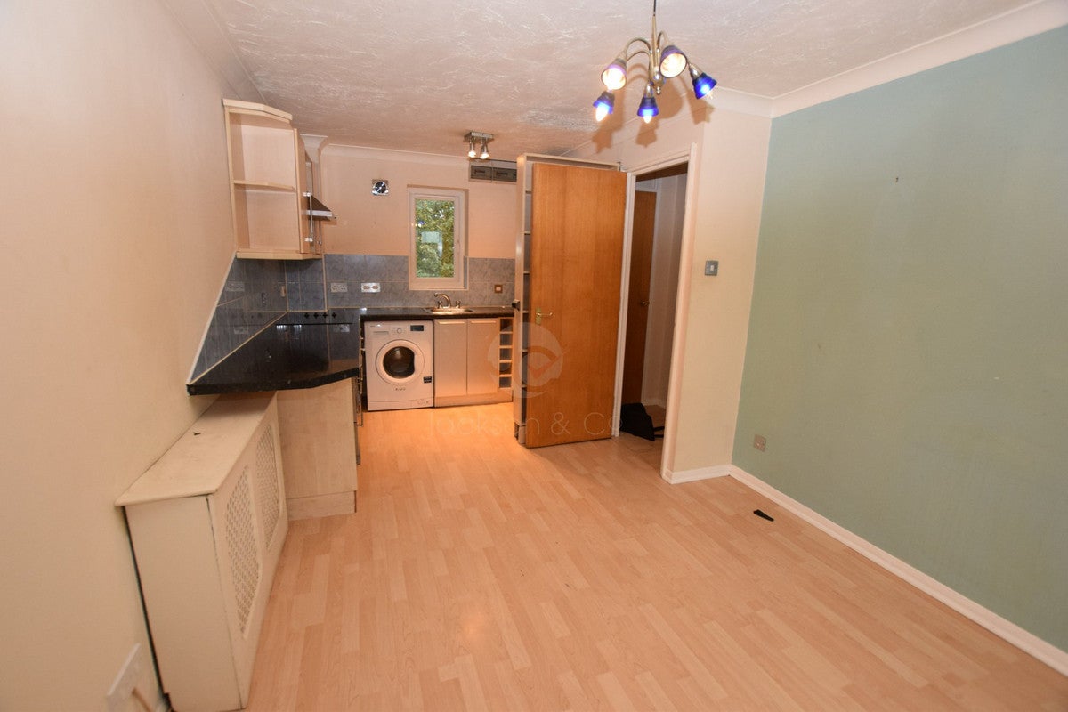 Flat Dale Close in Colchester