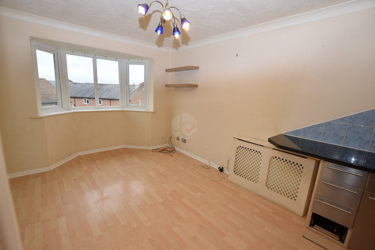 Flat Dale Close in Colchester