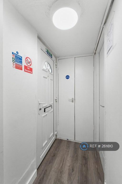 Room Elm Green in Basildon