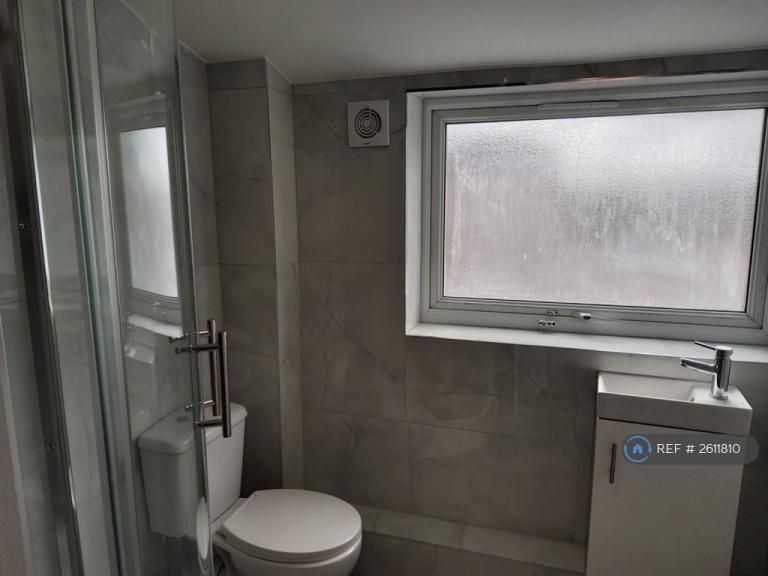 Room Elm Green in Basildon