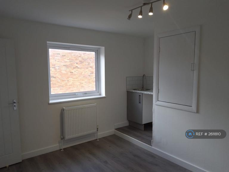 Room Elm Green in Basildon