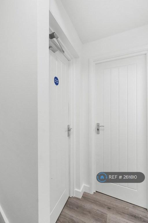 Room Elm Green in Basildon