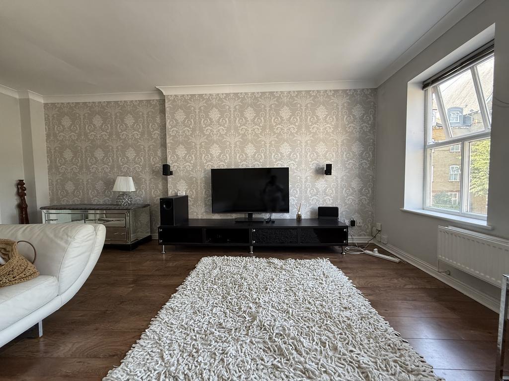 House Chamberlayne Avenue in Greater London