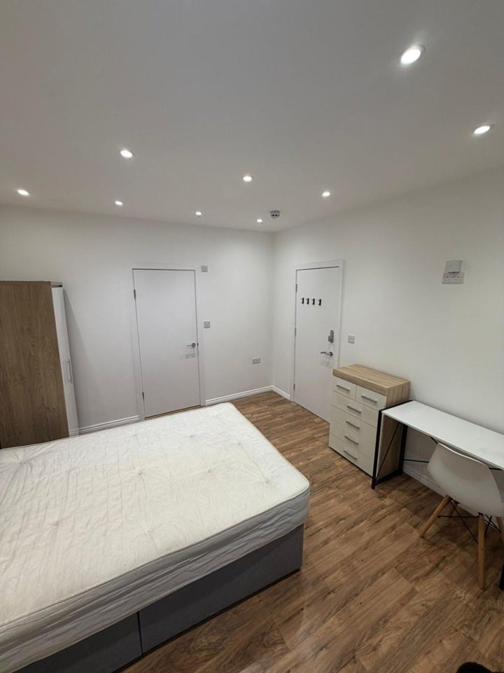 Room Eton Avenue in Greater London