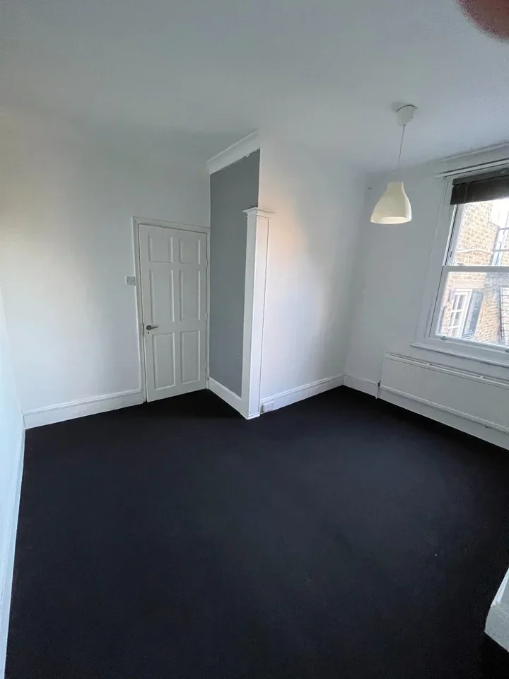 Flat Fairthorn Road in Greater London