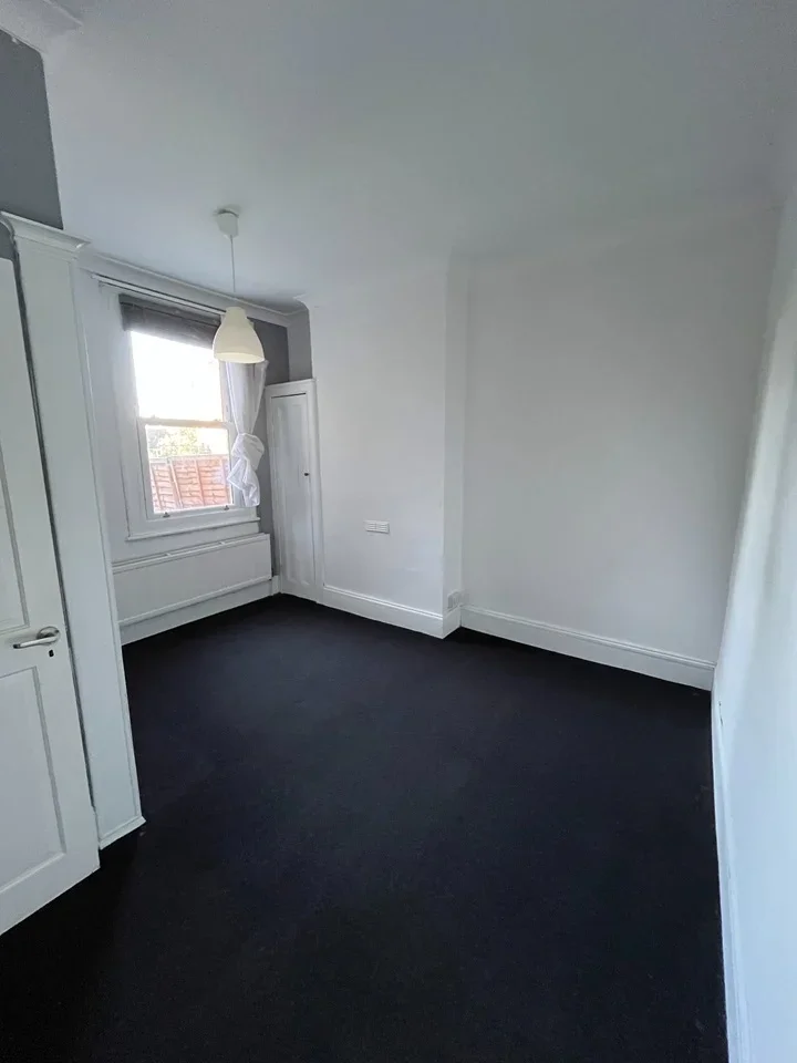 Flat Fairthorn Road in Greater London