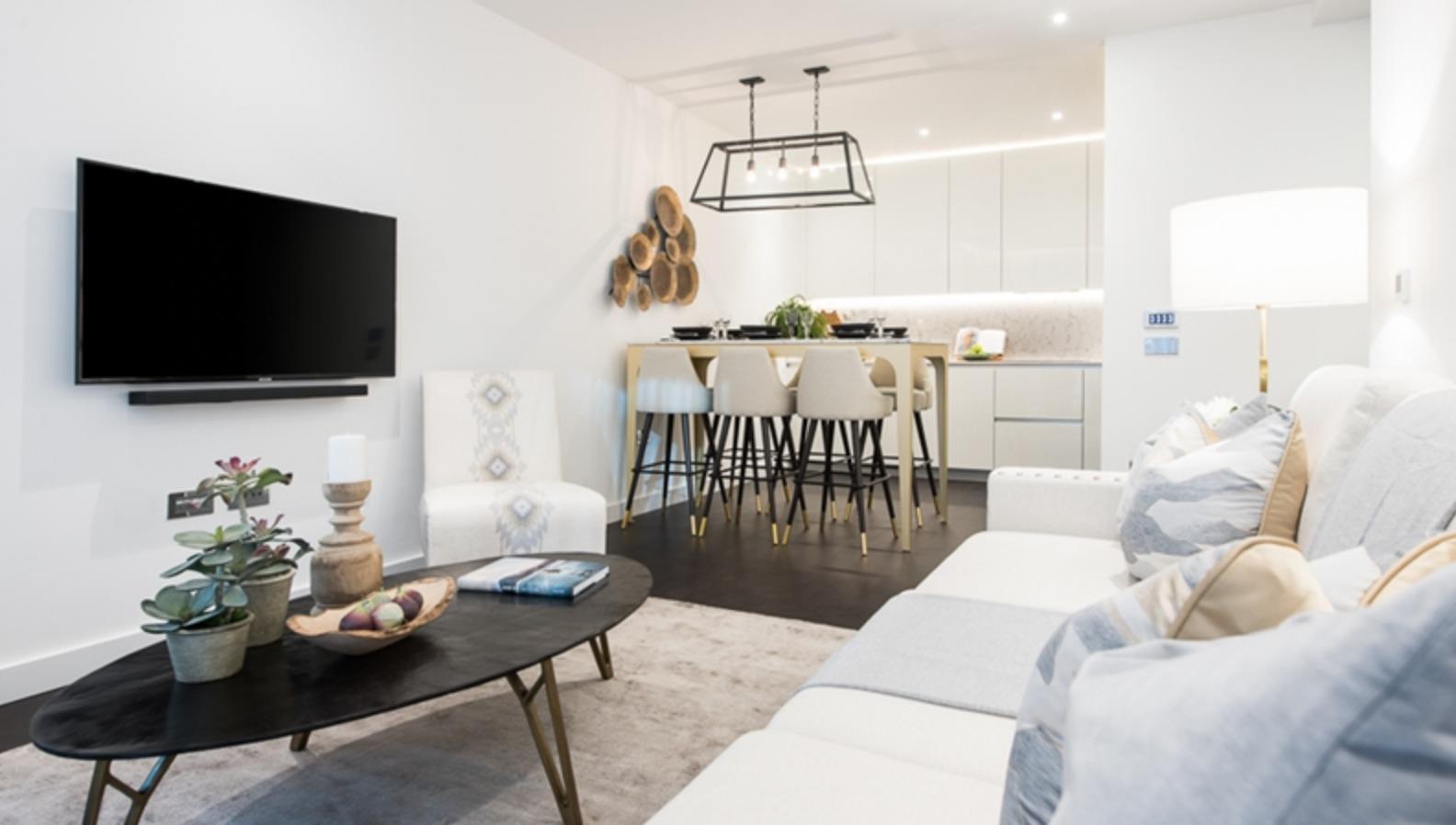 Flat Ponton Road in Greater London