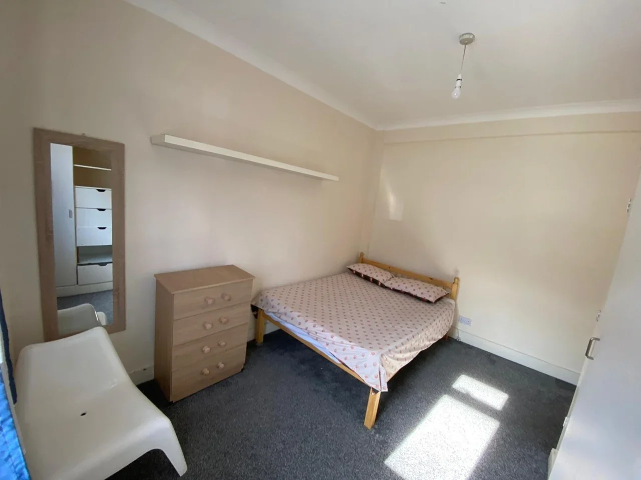 Room Grange Road in Greater London
