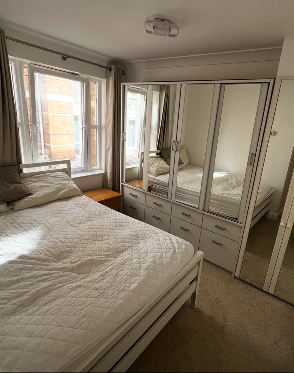 Flat Rotherhithe Street in Greater London