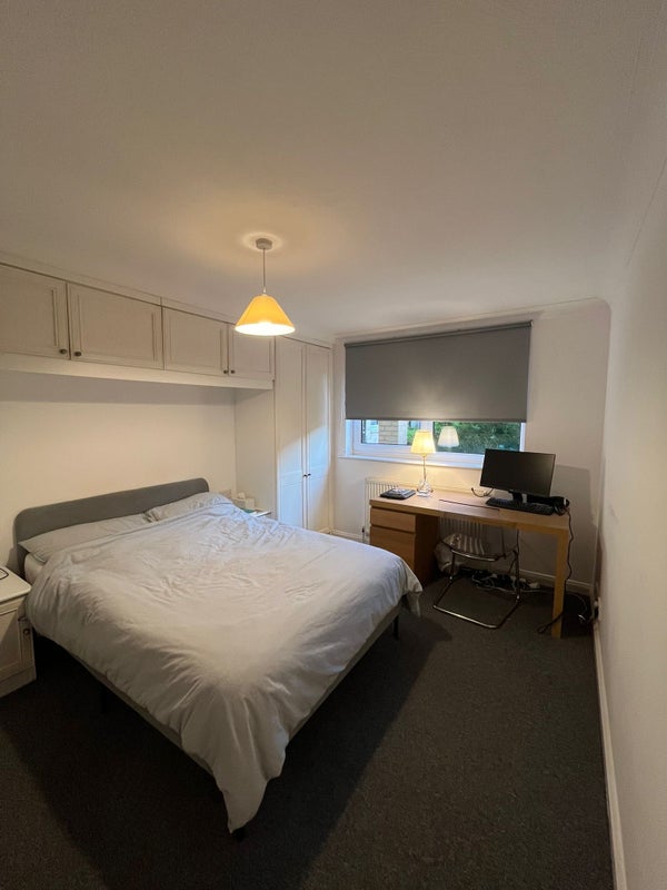 Room Pine Grove in Greater London