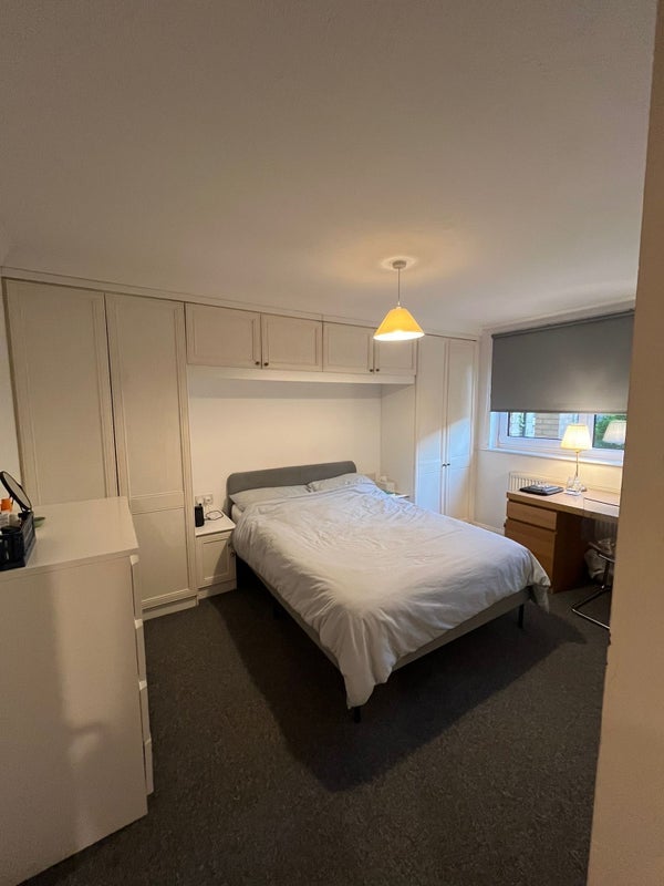 Room Pine Grove in Greater London