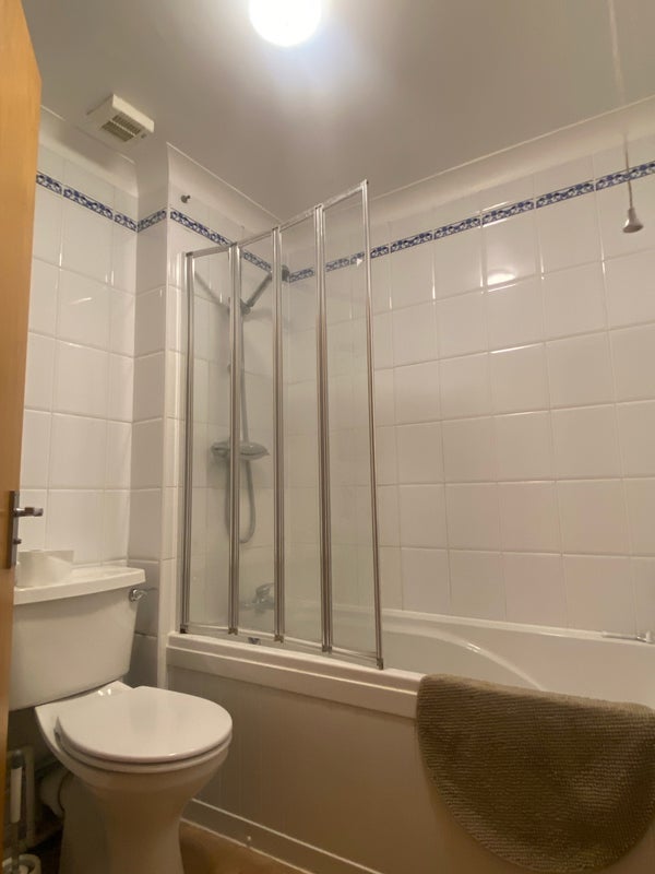 Room Pine Grove in Greater London