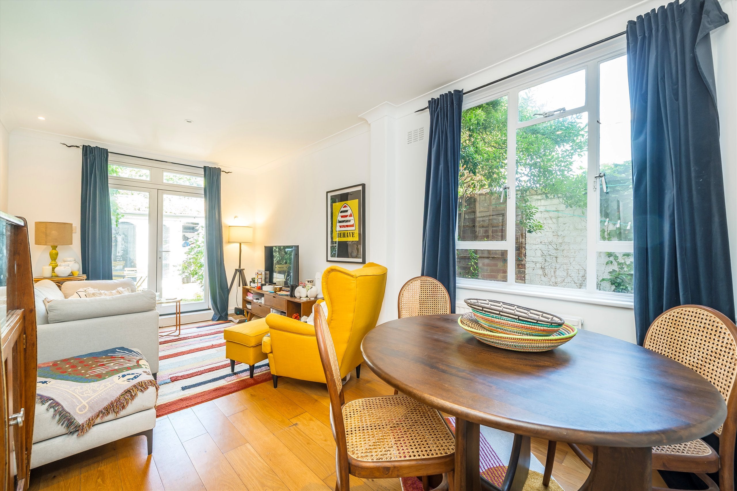 Flat Black Lion Lane in Greater London