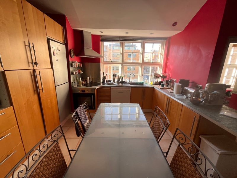 Flat Devonshire Court in Greater London