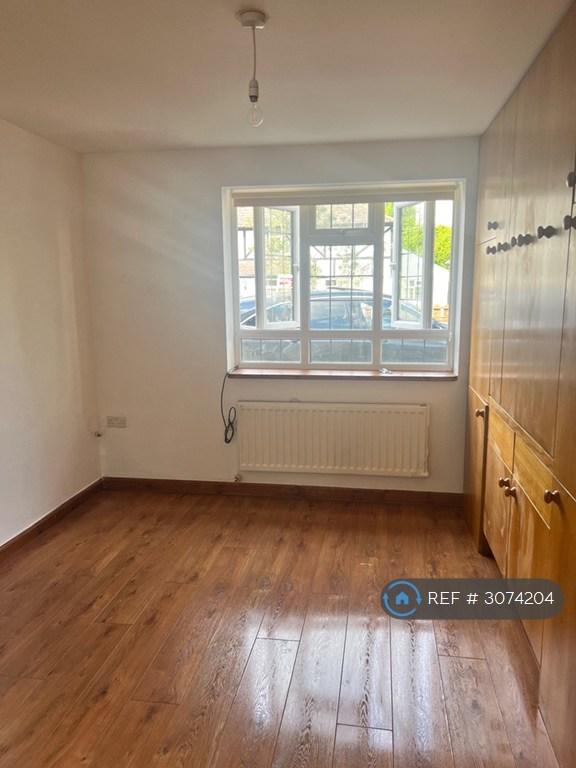 Flat Old Ruislip Road in Greater London