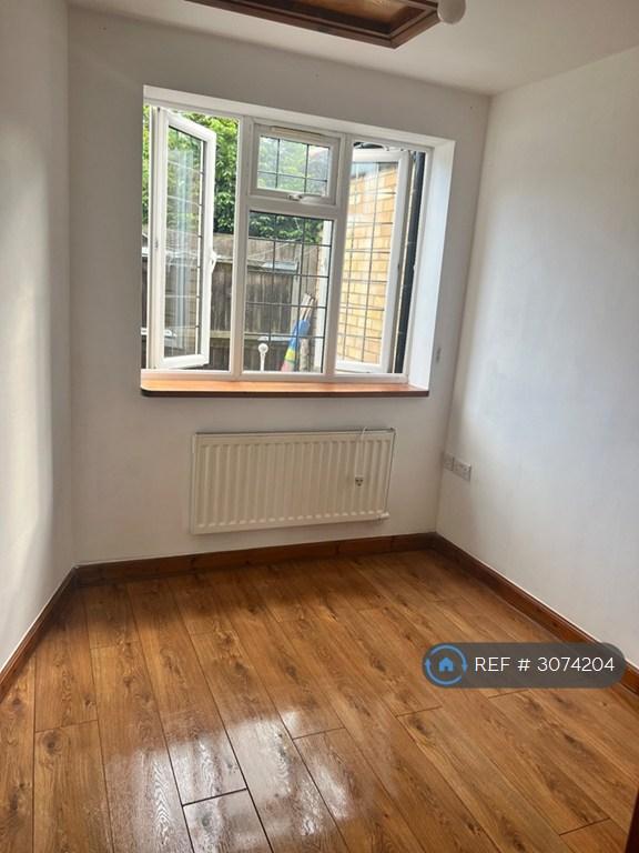 Flat Old Ruislip Road in Greater London
