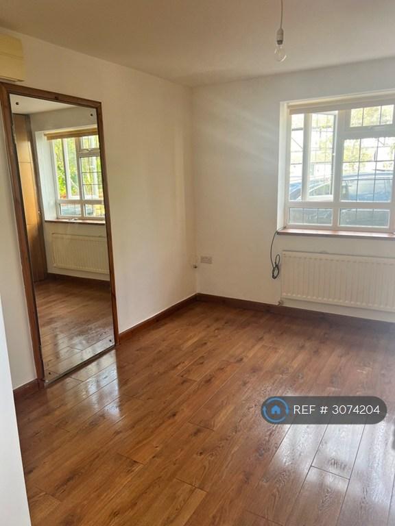 Flat Old Ruislip Road in Greater London