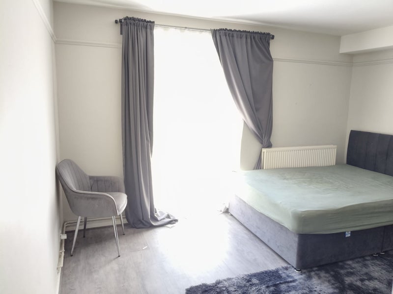 Room Park Hill Road in Greater London