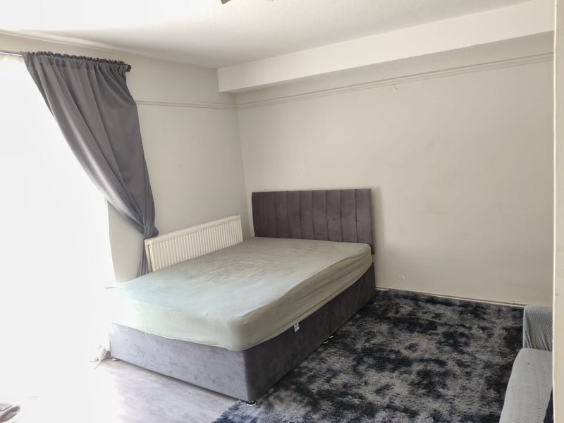 Room Park Hill Road in Greater London