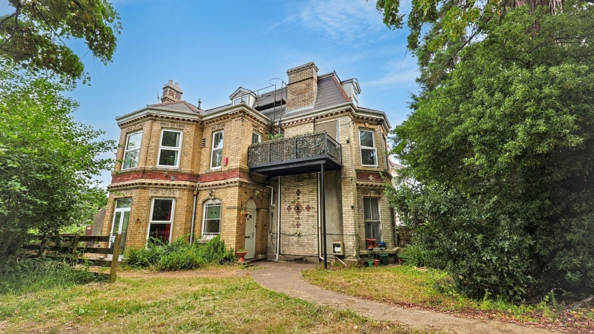 Flat Caerau Crescent in Newport