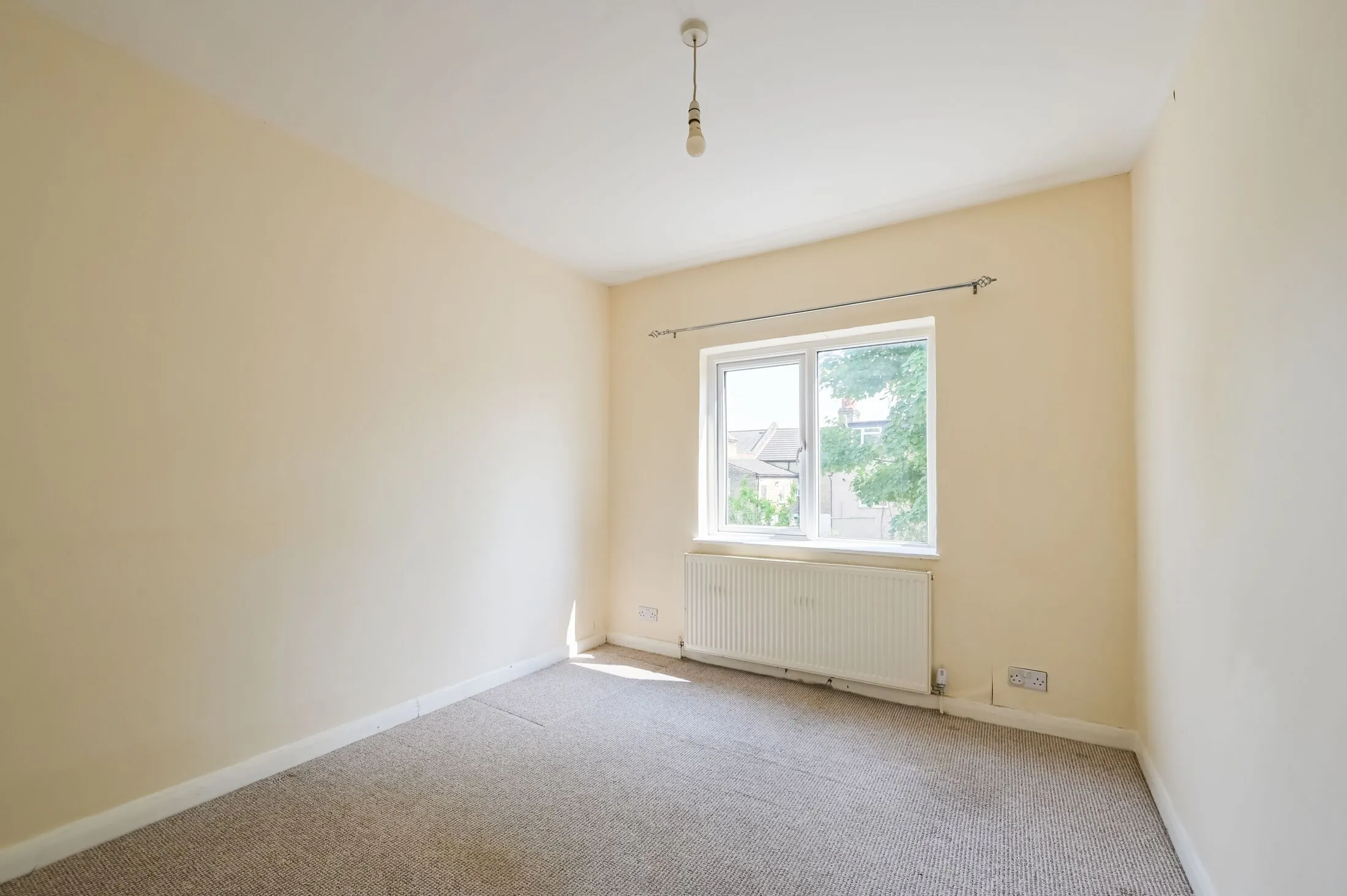 Flat Frith Road in Greater London