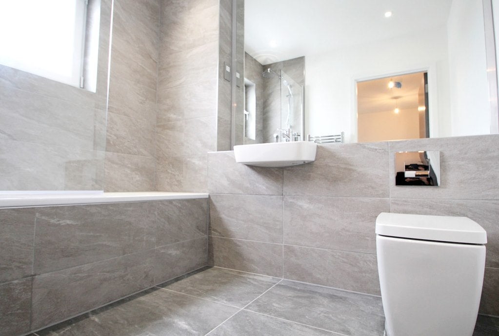 Flat Ewell Road in Greater London