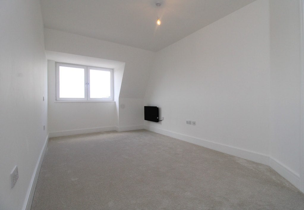 Flat Ewell Road in Greater London
