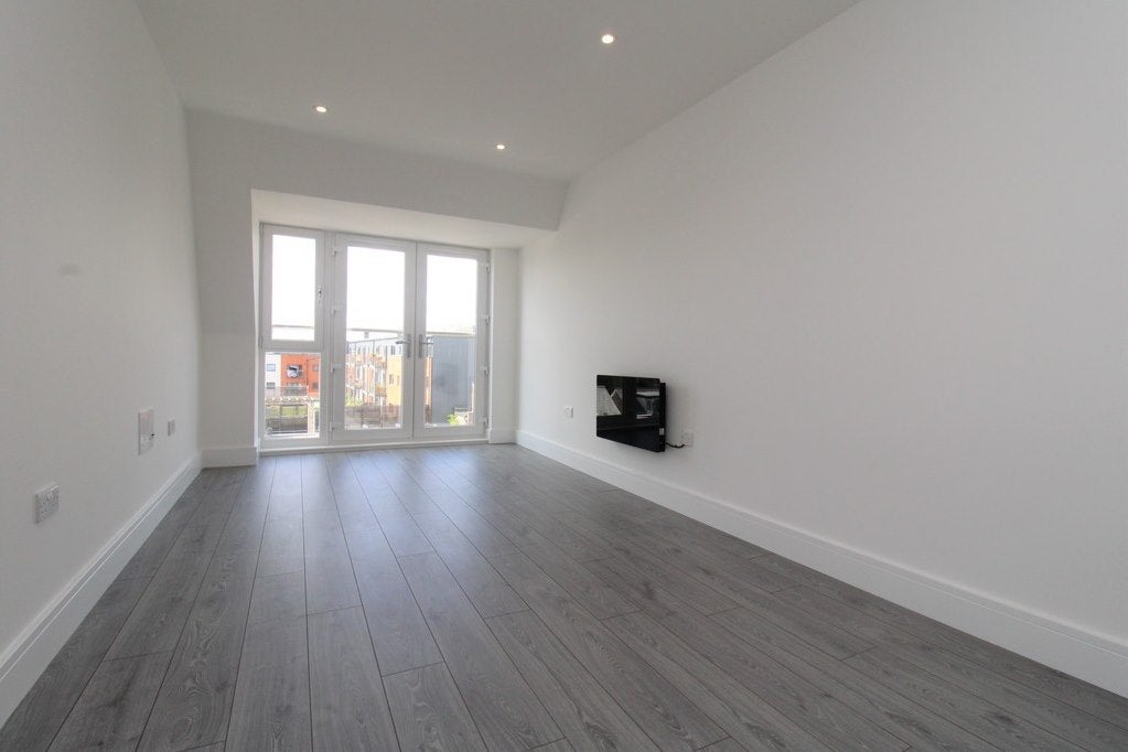 Flat Ewell Road in Greater London