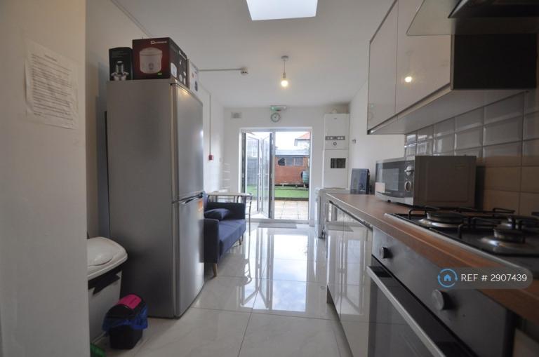 Room Tristram Road in Greater London