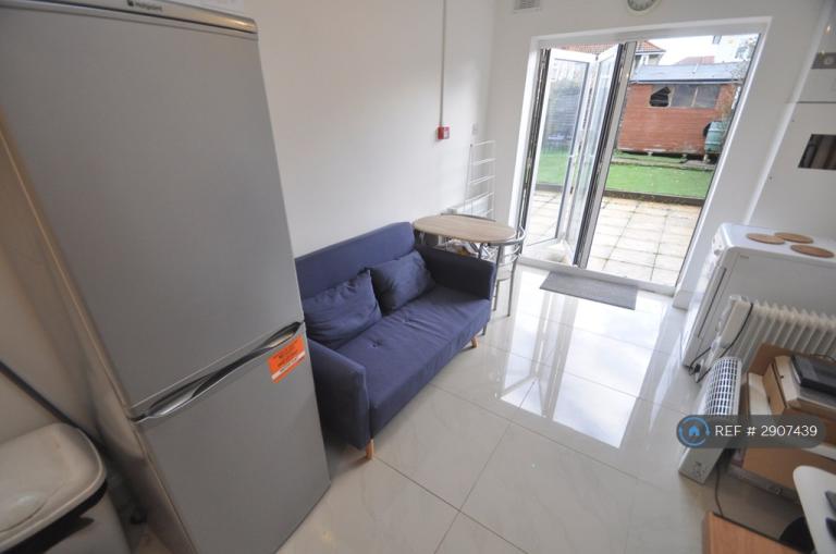 Room Tristram Road in Greater London