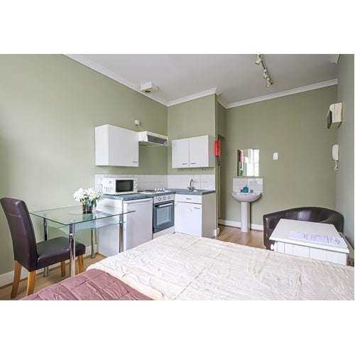 Room Hogarth Road in London