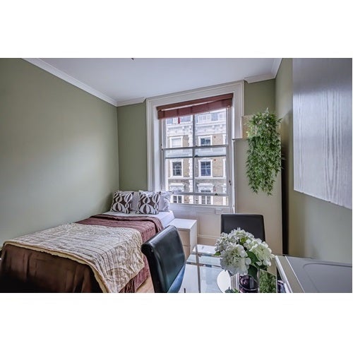 Room Hogarth Road in London