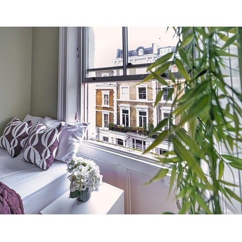 Room Hogarth Road in London
